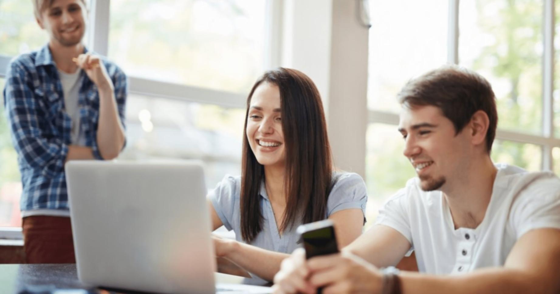 Teilnehmer während einer praktischen Übung zur Budgetplanung